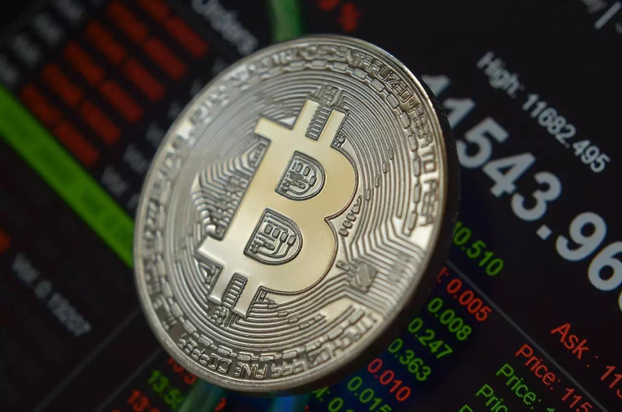 比特币价格继续飙升，顶级加密资产达到 122,000 美元