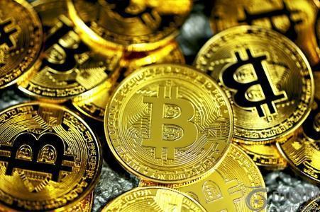 比特币流动性降至七年低点，长期投资者单月累计增持37.37万枚BTC